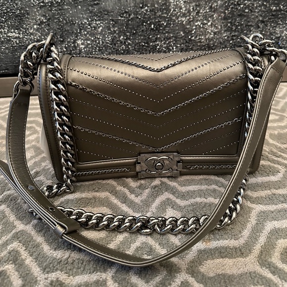 Chanel medium boy bag chain detail - Picture 2 of 13